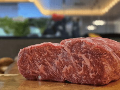 上質な飼料で育つ「別海牛」は赤身の深い味わいが特徴です。