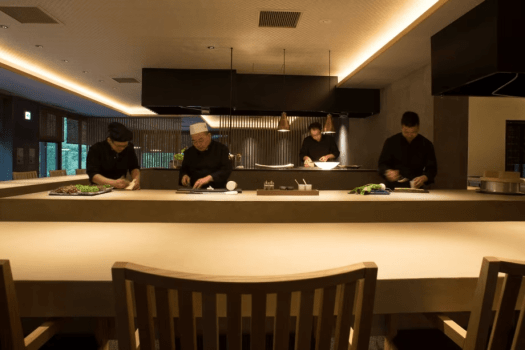 食の香りや音も大切に、厨ではお食事をできるだけ料理人の近くでお召し上がりいただきたいと考えております。 そのため個室を設けずに、仕切りのない空間をご用意いたしました。