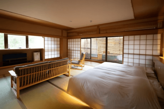 【露天風呂付和風ベッドルーム（62平米）】2Fにございます露天風呂付和風ベッドルームは、露天風呂の広さ62平米で、2名様までご利用いただけます。