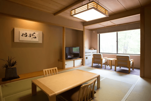 【和室（36平米）】1Fにございます和室は畳敷き10畳＋ソファースペースの広さ36平米で、4名様までご利用いただけます。