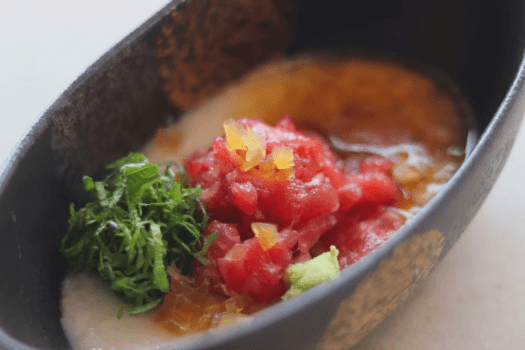 【ご朝食（一例）／究極の赤身】マグロに、とろろ、醤油のエスプーマ、大葉、奈良漬をトッピング（お料理は時季で内容を変更するため、写真は一例です。当日のお料理を確約するものではございませんので、ご了承願います）。