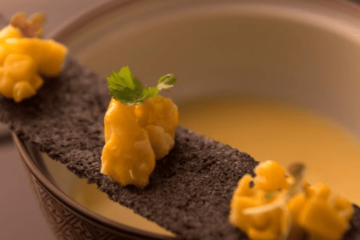 【ご夕食（ある日のお料理一例）】温物～厨のポタージュ～（お料理は時季で内容を変更するため、写真は一例です。当日のお料理を確約するものではございませんので、ご了承願います）。