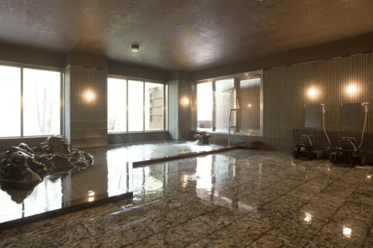 【川乃湯／内風呂】第一寶亭留は温泉街を流れる豊平川河畔の河床から自噴する3本の源泉を所有しています。濃厚なブレンド湯をお愉しみくださいませ。