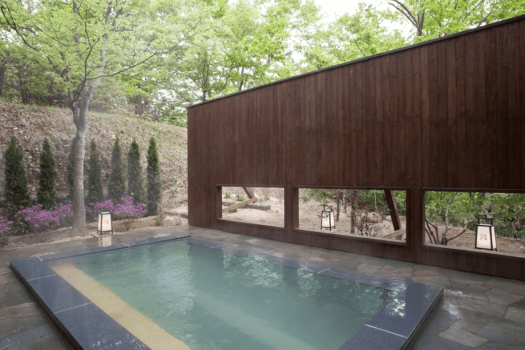 【川乃湯／石造りの露天風呂】川のせせらぎと肌にやわらかな名湯のぬくもりが心も身体も癒してくれます。吹き抜ける風も心地よく、夏は木々を渡る緑の香りが清々しい気分にさせてくれます。