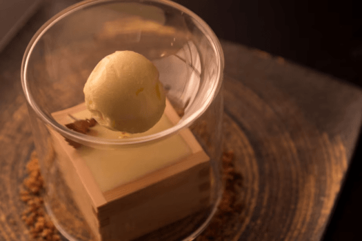 【ご夕食（ある日のお料理一例）】食後～日本酒の香りほのかに～（お料理は時季で内容を変更するため、写真は一例です。当日のお料理を確約するものではございませんので、ご了承願います）。