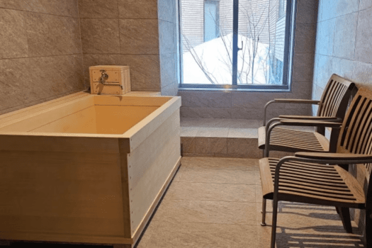 【貸切サウナ】サウナ室の奥には水風呂・シャワー・ととのい椅子が2脚あります。