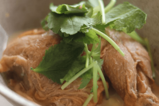 【ご朝食（一例）／厨のスープカレー】カレー粉を使用しておりませんので、カレーではありません。10時間炊いたとろとろ鶏肉とコクありスープに、香草の風味が味わいを豊かにします。（お料理は時季で内容を変更するため、写真は一例です。当日のお料理を確約するものではございませんので、ご了承願います）。