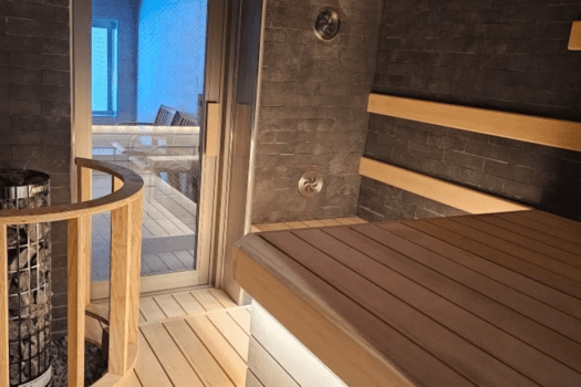 【貸切サウナ】サウナストーブにはHARVIA製CILINDROを採用。セルフロウリュが可能です。仲の良い友人や家族とサウナで語り合う時間をお楽しみください。1回90分間3,300円（税込）／定員最大4名様