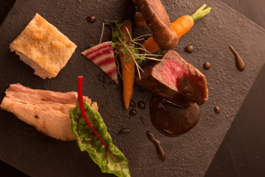 【ご夕食（ある日のお料理一例）】焼物～香ばしくジューシーに～（お料理は時季で内容を変更するため、写真は一例です。当日のお料理を確約するものではございませんので、ご了承願います）。