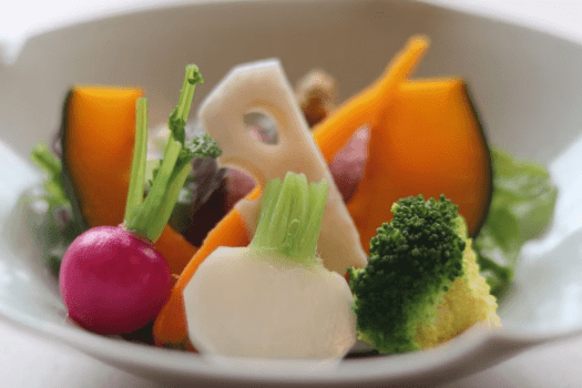 【ご朝食（一例）／水槽野菜のサラダ】キッチンの真ん中に備えている水槽から取り出したばかりの野菜をサラダに（お料理は時季で内容を変更するため、写真は一例です。当日のお料理を確約するものではございませんので、ご了承願います）。