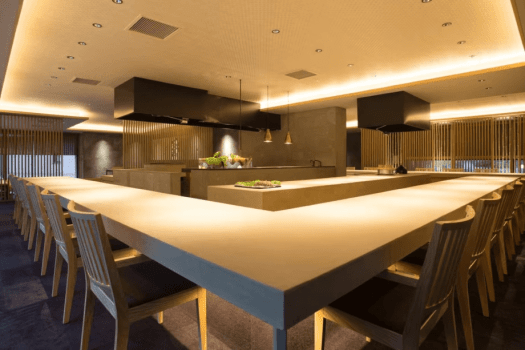 【お食事処「厨」／カウンター席】食の香りや音も大切に、厨ではお食事をできるだけ料理人の近くでお召し上がりいただきたいと考えております。 そのため個室を設けずに、仕切りのない空間をご用意いたしました。