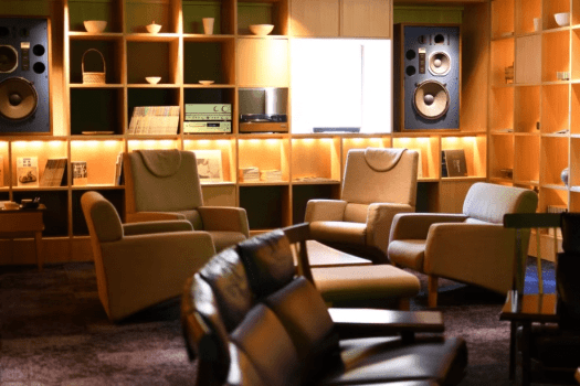 【ラウンジ／食のライブラリー】時間帯によって、手作りのお菓子やおつまみ、アルコールをセルフサービスにてご用意しています。