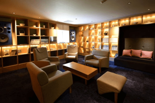 【ラウンジ／食のライブラリー】食に関する書物を始め、第一寶亭留の総料理長 夏目が手掛ける過去のお品書きやレシピなども保管しています。