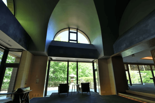 【ロビーラウンジ】四季折々の景観を眺め、ゆったりとおくつろぎくださいませ。