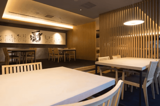 【お食事処「厨」／テーブル席】カウンター席が20席、テーブル席が4席ございます。