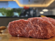 上質な飼料で育つ「別海牛」は赤身の深い味わいが特徴です。