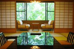 【檜内風呂&サウナ付特別客室（122平米）】足を伸ばしておくつろぎいただける、畳敷き12畳のスペース。四季折々の景観とともにゆったりとお過ごしくださいませ。