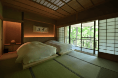 【檜露天風呂付特別客室（115平米）】定山渓の自然に包まれ、ゆっくりとおくつろぎくださいませ。