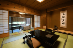 【檜露天風呂付特別客室（115平米）】離れ1Fにございます露天風呂付特別室は、畳敷き10畳＋洋室＋ソファースペース＋客室露天風呂の広さ115平米で、6名様までご利用いただけます。