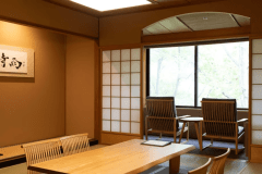 【展望風呂付和洋室（70平米）】春から夏は窓から望む木々の緑が清々しく、秋は紅葉、冬は雪景色と、美しい定山渓の四季折々の景観が心も身体も癒してくれます。