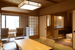 【展望風呂付和洋室（70平米）】2Fにございます展望風呂付和洋室は、畳敷き10畳＋ベッドルーム＋展望風呂の広さ70平米で、6名様までご利用いただけます。