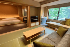 【展望風呂付洋室（70平米）】1Fにございます展望風呂付洋室は広さ70平米で、4名様までご利用いただけます。