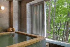 【展望風呂付洋室（70平米）】窓が大きく四季折々の景観が心も身体も癒してくれます。