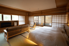 【露天風呂付和風ベッドルーム（62平米）】2Fにございます露天風呂付和風ベッドルームは、露天風呂の広さ62平米で、2名様までご利用いただけます。