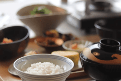 【ご朝食（一例）】10品目を超えるご飯のお供から最後のデザートまで、もちろんすべてが手作りです（お料理は時季で内容を変更するため、写真は一例です。当日のお料理を確約するものではございませんので、ご了承願います）。