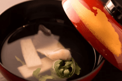 【ご夕食（ある日のお料理一例）】御椀～出汁を味わう～（お料理は時季で内容を変更するため、写真は一例です。当日のお料理を確約するものではございませんので、ご了承願います）。