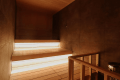 【檜内風呂&サウナ付特別客室（122平米）】24時間好きな時に何度でもお楽しみいただけるサウナは、HARVIA製CILINDROストーブを採用。奥行きのある三段の席は、ゆったり設計。セルフロウリュが可能です。