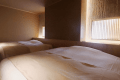 【檜内風呂&サウナ付特別客室（122平米）】ツインベッドはご宿泊人数によって3台にセパレート可能です。ゆっくりとお休みくださいませ。
