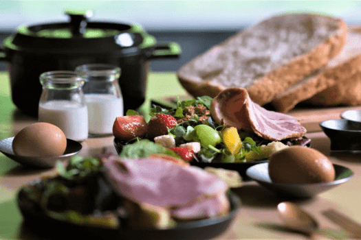 【翠巌本館／朝食一例】野菜もたっぷり取り入れ、起き抜けの身体にやさしい朝食。客室に備えた専用の扉までお届け致します。