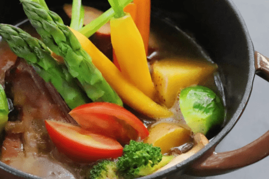 【翠巌本館／朝食一例】自家製の無添加ベーコンやソーセージ、旬の野菜がごろっとたっぷり入った朝食の「食べるスープ」