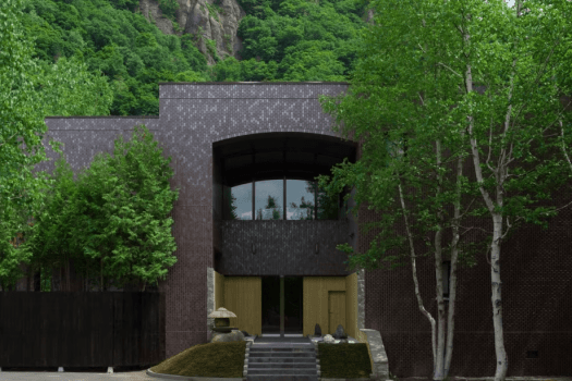 【翠巌本館／外観】定山渓の渓谷と川のそばに佇む全７室の宿です。