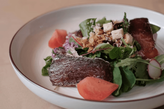 【翠巌別館／朝食一例】北海道の恵みをぎゅっと詰め込んだメニューが並びます。