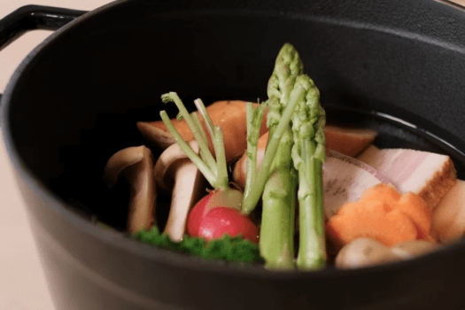 【翠巌別館／朝食一例】素材の旨みを味わう具材たっぷりスープなど、目覚めの身体にやさしい味わいです。