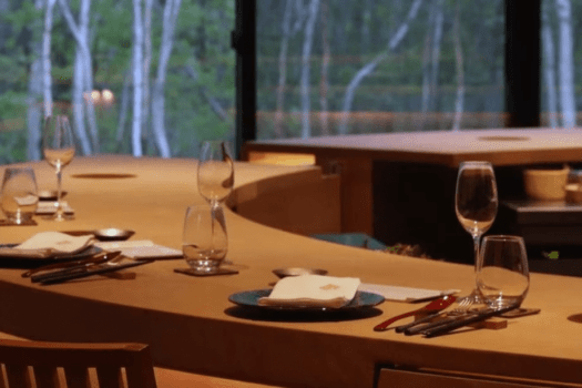 【翠巌別館／レストラン】レストランにドレスコードはありません。お家で団欒するように、リラックスしてお食事をお愉しみください。