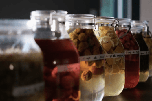 【翠巌別館／ドリンク一例】ハーブを漬けた自家製リキュールなど、一部ドリンクはセルフのフリードリンクでご用意しております。