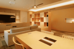 【翠巌本館／101号室「青海波（せいがいは）」】お食事も団欒もお部屋内ですべてが完結するリビングスペース。