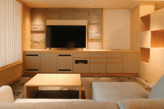 【翠巌本館／101号室「青海波（せいがいは）」】棚の調度品もくつろぎのアクセントに。