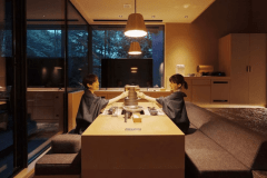 【翠巌本館／102号室「東遊（あずまあそび）」】ダイニングテーブルで気兼ねなくゆっくりと食事を愉しめます。