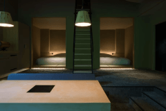 【翠巌本館／102号室「東遊（あずまあそび）」】くつろぎの幅が広がるメゾネットタイプ。階段の先にはシアタースペースがあります。