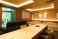 【翠巌本館／103号室「青柳（あおやなぎ）」】定山渓の緑と豊平川を望むお部屋。ダイニングテーブルも広々。