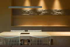 【翠巌本館／103号室「青柳（あおやなぎ）」】豊平川をイメージして一直線に配した軟石がお部屋のアクセントになっています。