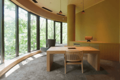 【翠巌本館／201号室「倭舞（やまとまい）」】リビングは開放感あふれるロケーション。半円状のパノラマビューのお部屋ならではです。