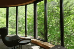 【翠巌本館／201号室「倭舞（やまとまい）」】ガラス越しに迫ってくるようなパノラマ。写真は6月の景観です。