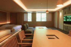 【翠巌本館／301号室「紅葉賀（もみじのが）」】リビングは翠巌の中で一番広く、開放的なお部屋からは渓谷を眺められます。