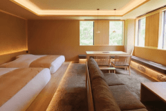 【翠巌本館／302号室「胡蝶（こちょう）」】木々の緑が清々しいコーナールーム。四季で移ろう景観も旅の想い出のひとつに。