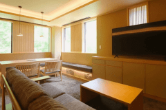 【翠巌本館／302号室「胡蝶（こちょう）」】木々の緑が清々しいコーナールーム。四季で移ろう景観も旅の想い出のひとつに。